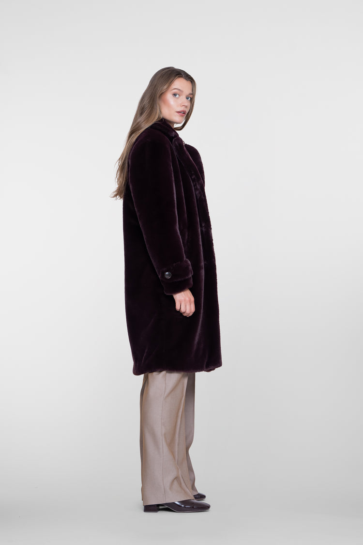 Geisha Fur look mantel in burgundy met knoopsluiting