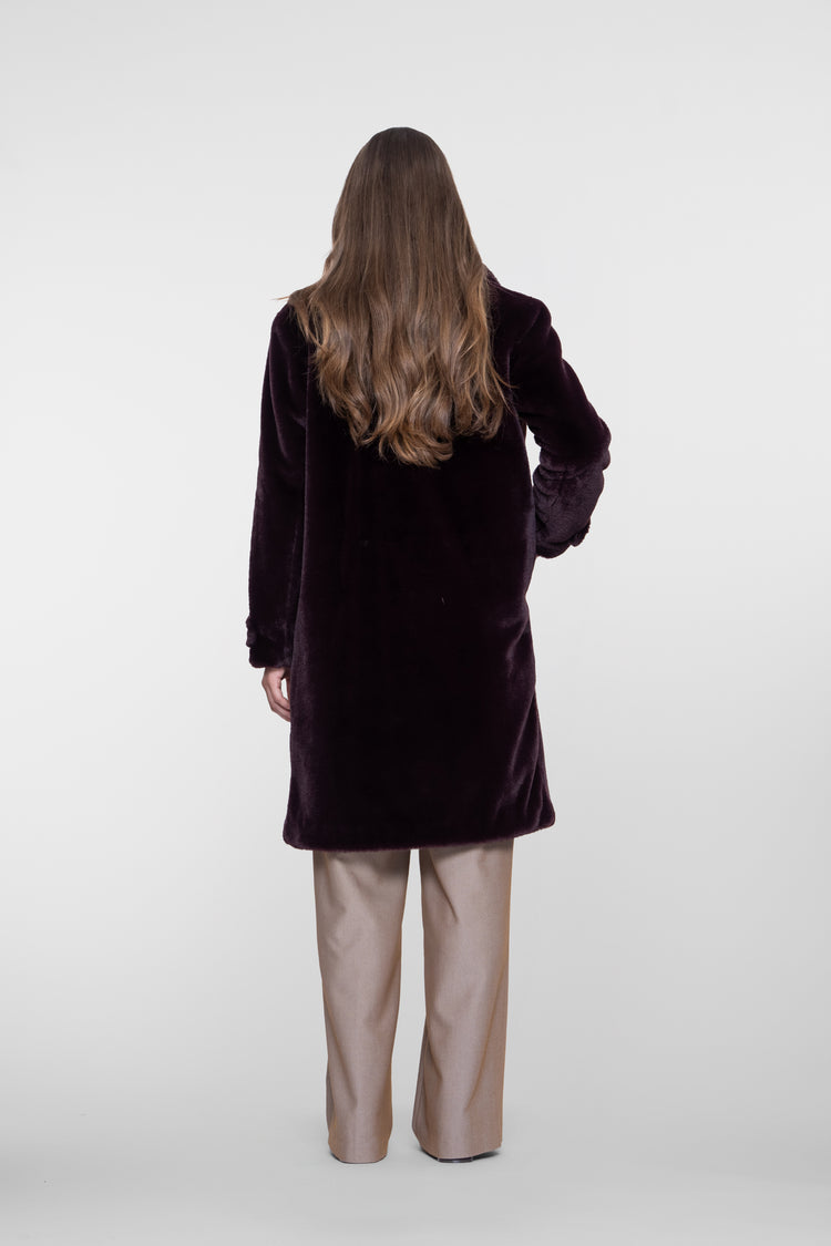 Geisha Fur look mantel in burgundy met knoopsluiting