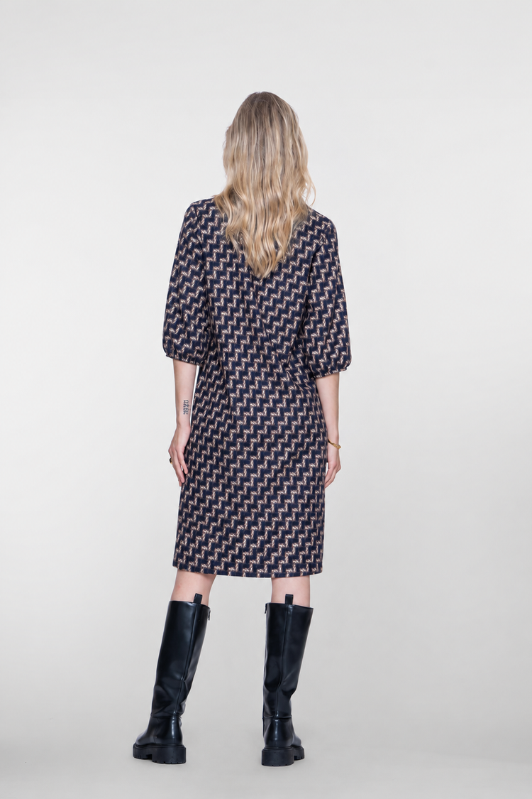 Geisha jurk met geometrische print en afneembaar sjaaltje
