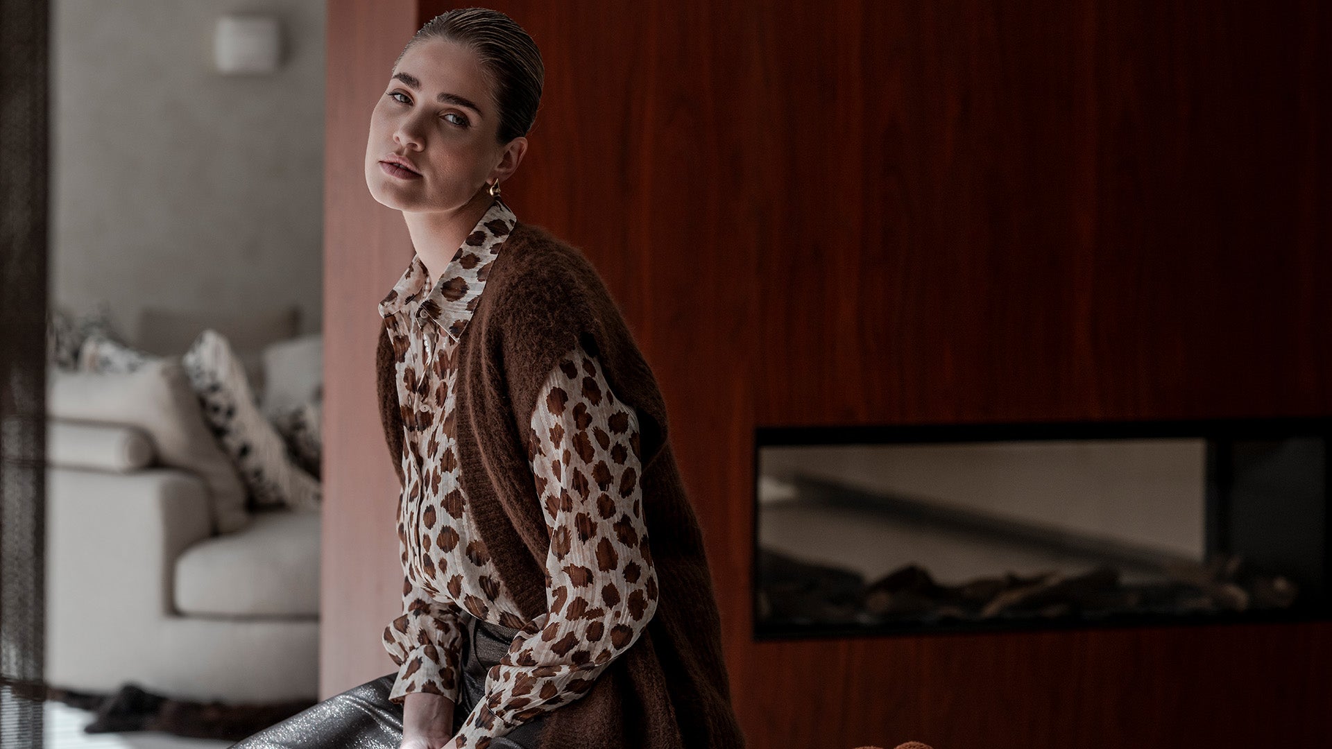 Geisha Fashion model in brown vest and blouse